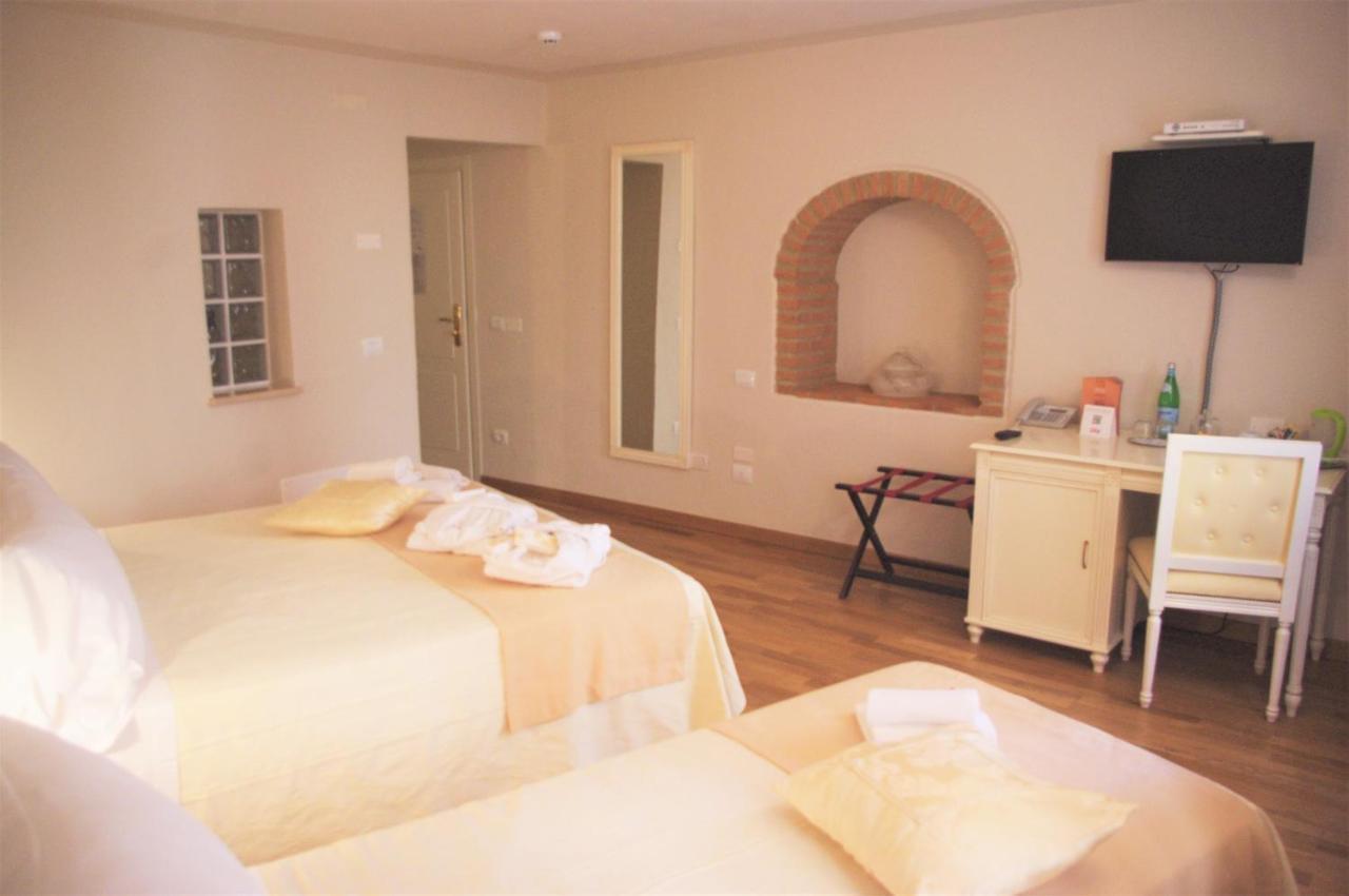Hotel In Volterra